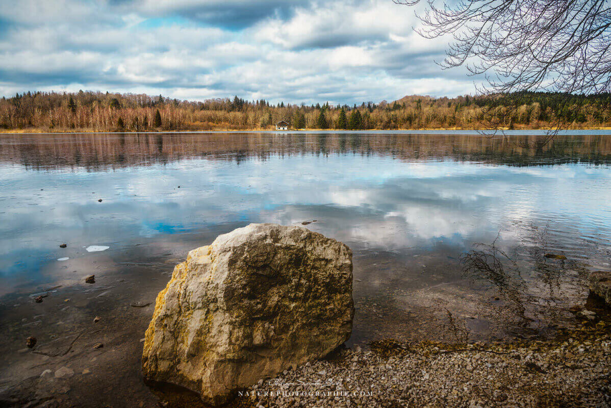 Petite maison au bord d'un lac dans le Haut-Jura